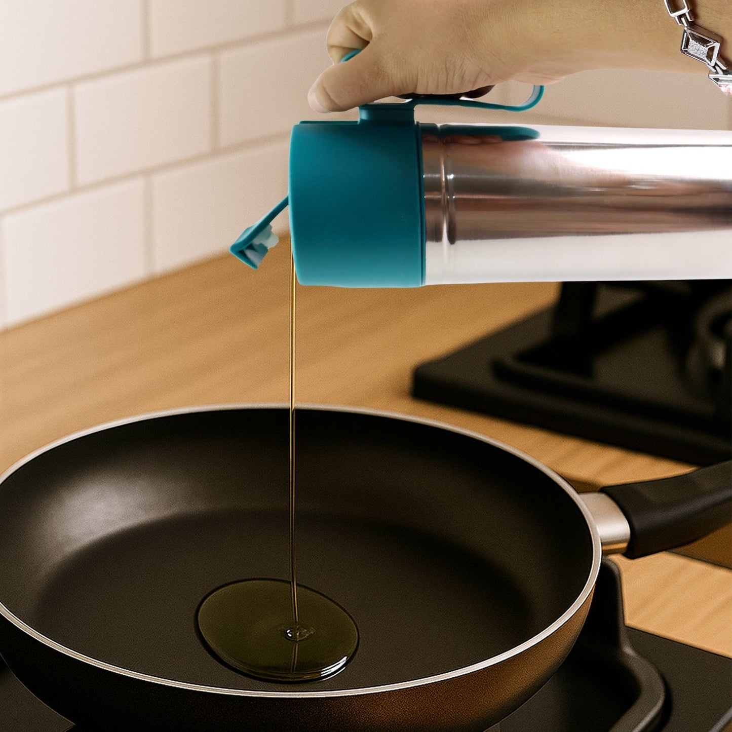 Supermom Stainless Steel Fresh Oil Pourer Bottle with Flip Lid and Handle Approx 1000ML (1 Pc)