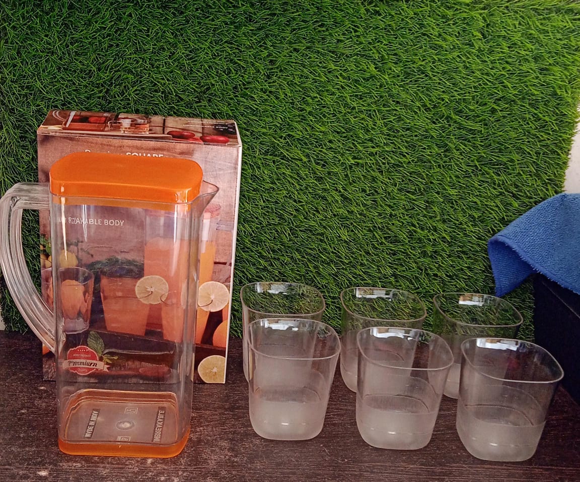 Resistant Glass Jug for Juice, Milk, Cold or Hot Beverages (plastic)