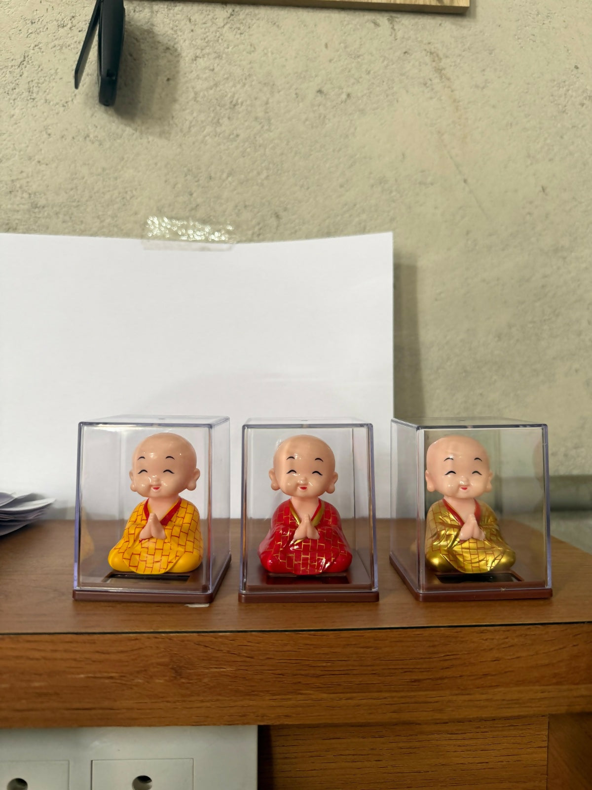 Solar Powered Monk Bobble Head with Moving Head Display Case (Color may vary)
