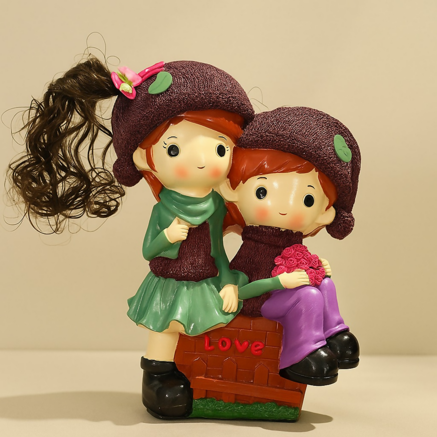 Cute Couple Love Showpiece Figurine for Home Decor Gift and Piggy Bank