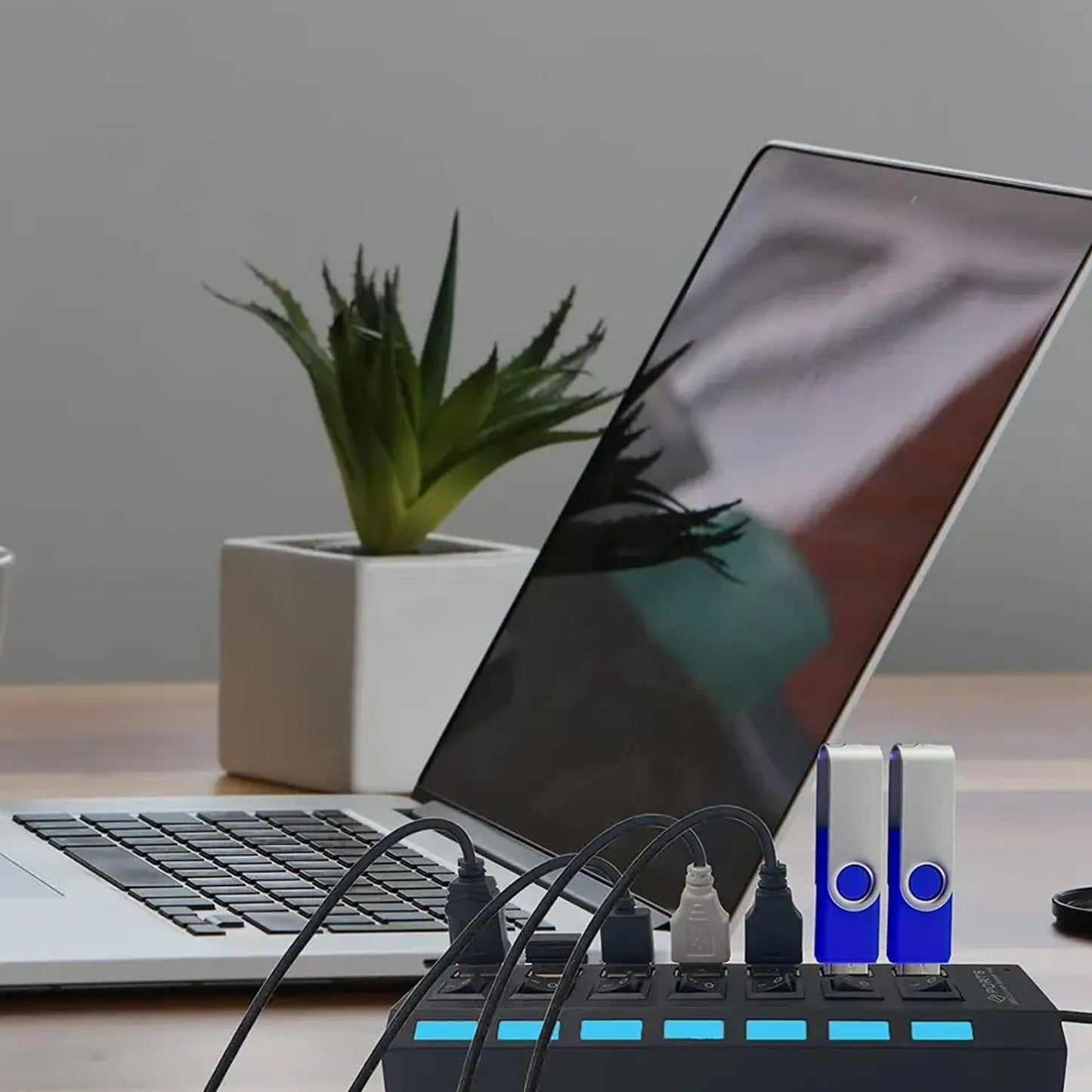 USB Splitter Multi Port USB 2.0 Hub, 7 Port with Independent On/Off Switch and LED Indicators USB A Port Data Hub, Suitable for PC Computer Keyboard Laptop Mobile HDD, Flash Drive  Etc